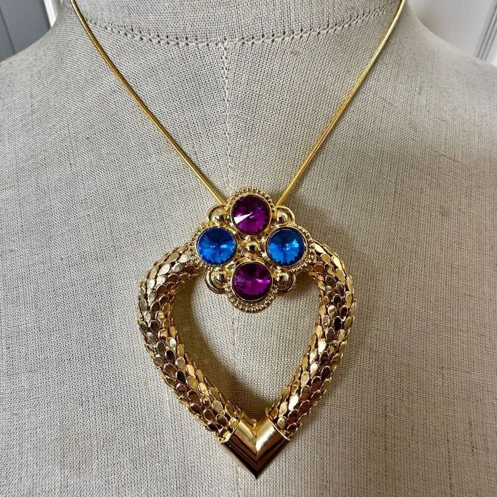 Gold tone heart rhinestone pendant necklace